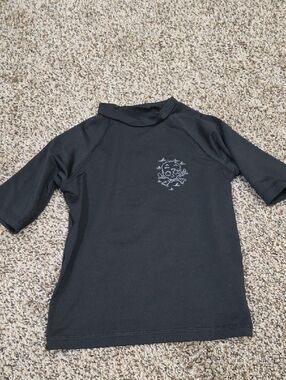 art class Black Short-Sleeve Kids Swim Rashguard with Light Gray Skull Graphic